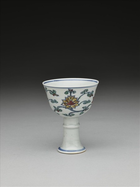 鬥彩番蓮紋高足杯