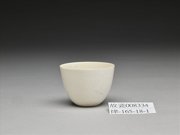 白瓷劃花番蓮紋杯