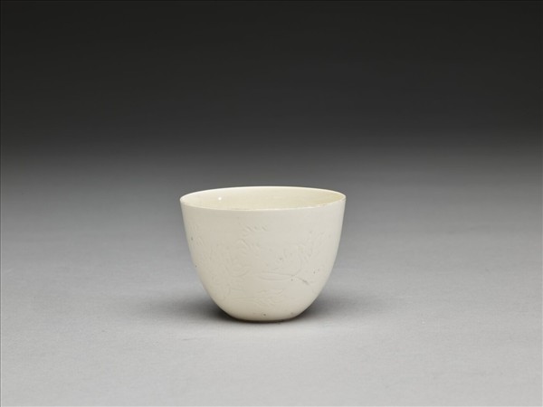 白瓷劃花番蓮紋杯