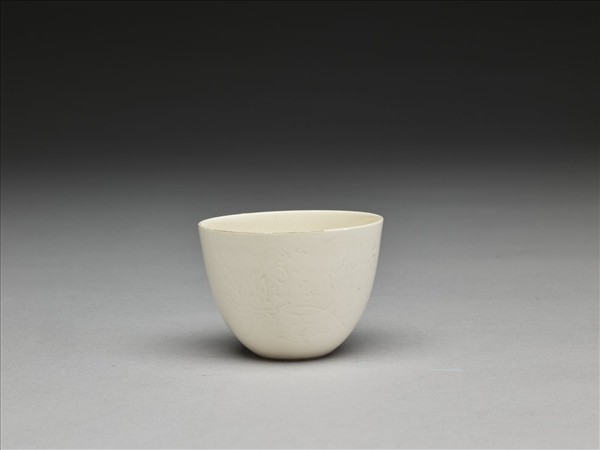 白瓷劃花番蓮紋杯