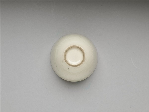 白瓷劃花番蓮紋杯