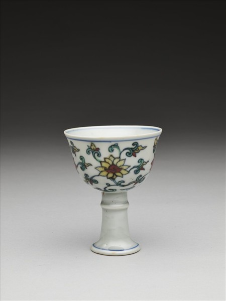 鬥彩番蓮紋高足杯