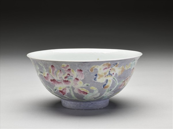 淺紫地花卉碗