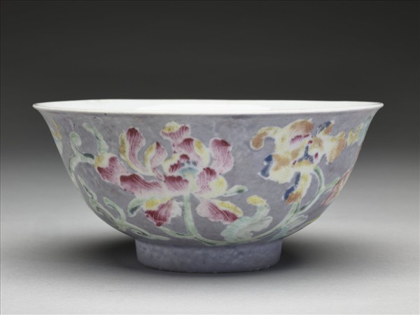 淺紫地花卉碗