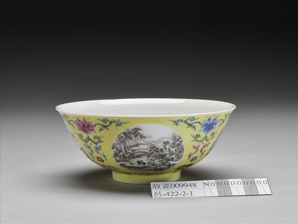 琺瑯彩黃地開光四季山水圖碗