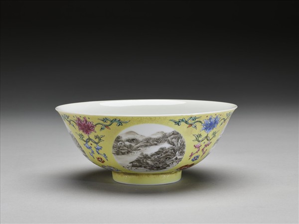 琺瑯彩黃地開光四季山水圖碗