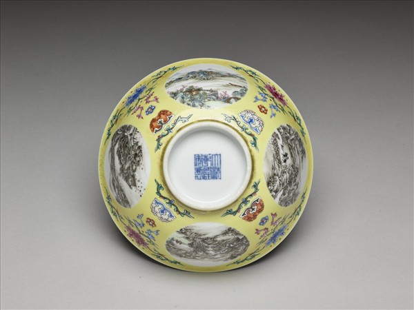 琺瑯彩黃地開光四季山水圖碗