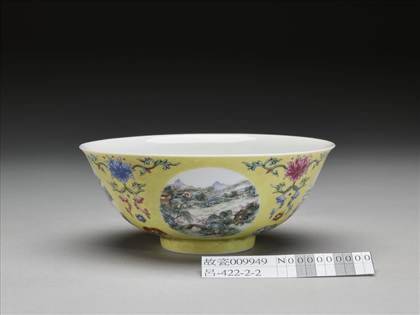 琺瑯彩黃地開光四季山水圖碗