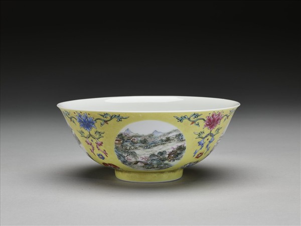 琺瑯彩黃地開光四季山水圖碗