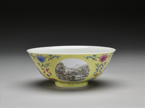 琺瑯彩黃地開光四季山水圖碗