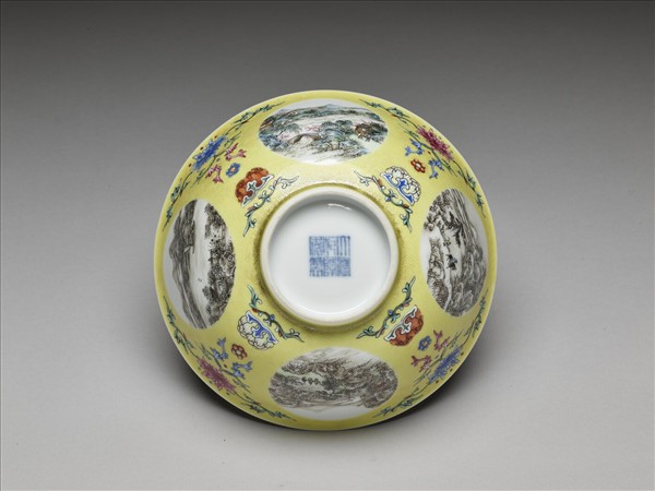 琺瑯彩黃地開光四季山水圖碗