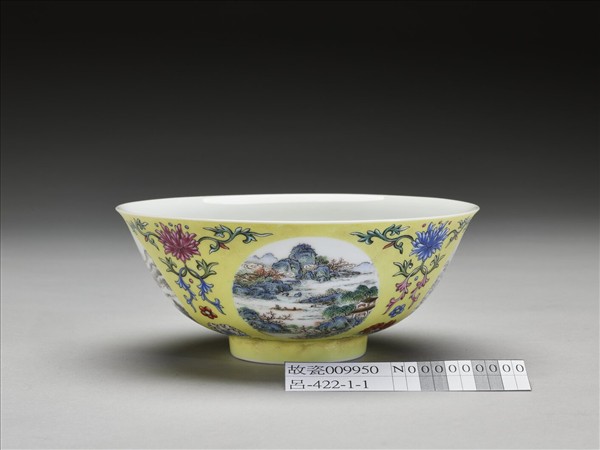 琺瑯彩黃地開光四季山水圖碗
