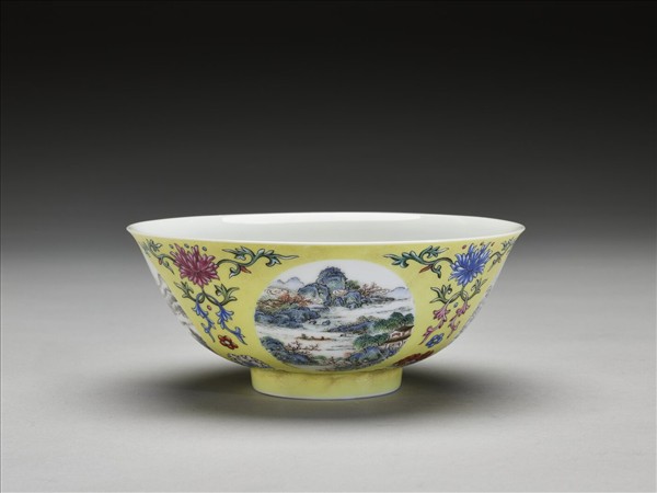 琺瑯彩黃地開光四季山水圖碗