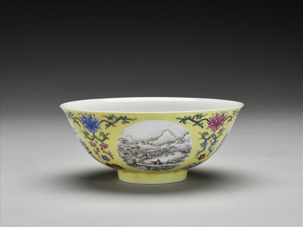 琺瑯彩黃地開光四季山水圖碗