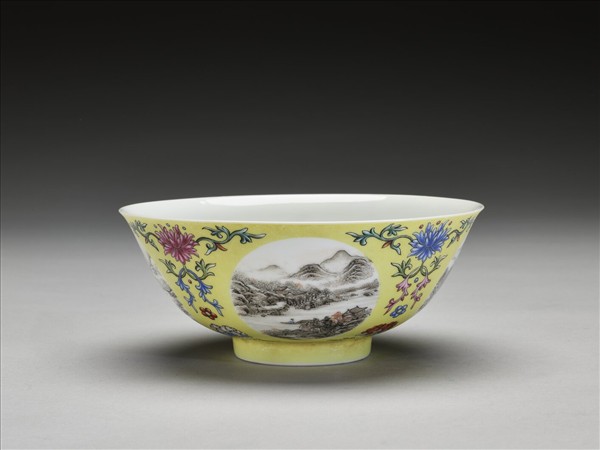 琺瑯彩黃地開光四季山水圖碗