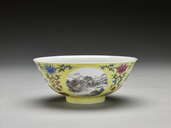 琺瑯彩黃地開光四季山水圖碗