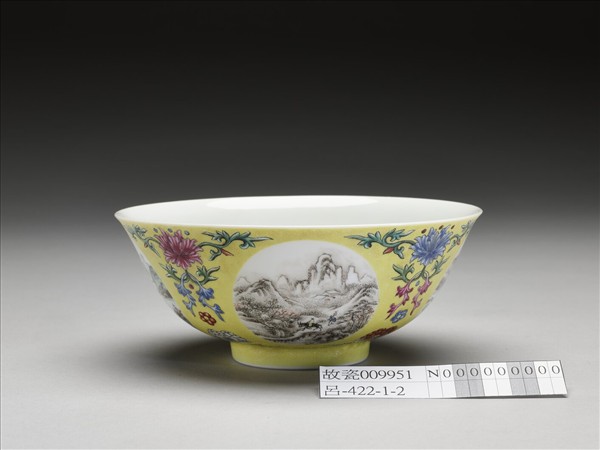 琺瑯彩黃地開光四季山水圖碗