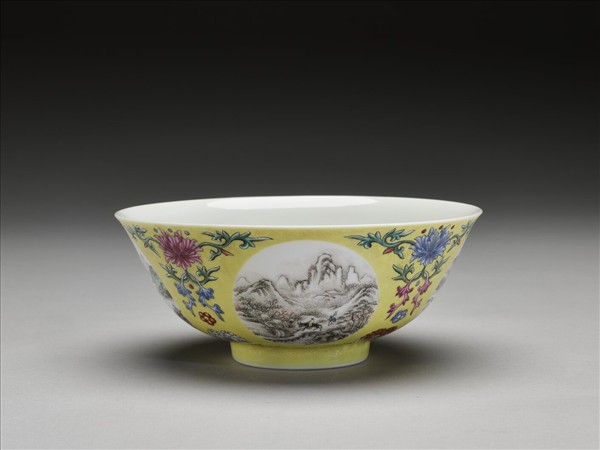 琺瑯彩黃地開光四季山水圖碗
