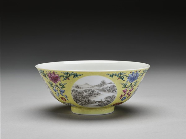 琺瑯彩黃地開光四季山水圖碗