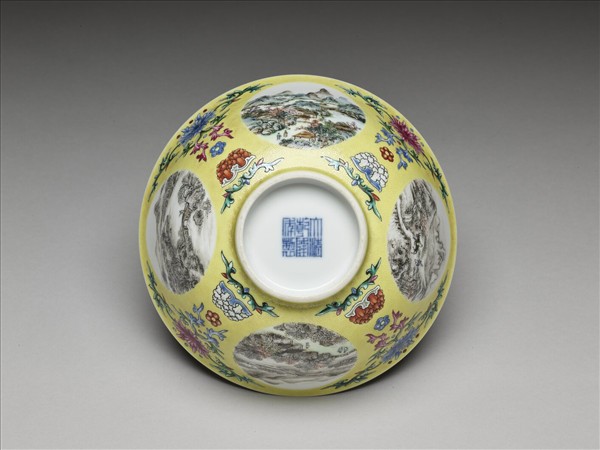 琺瑯彩黃地開光四季山水圖碗