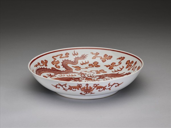 描紅雙龍戲珠紋盤