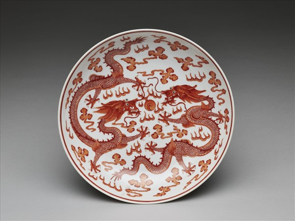 描紅雙龍戲珠紋盤