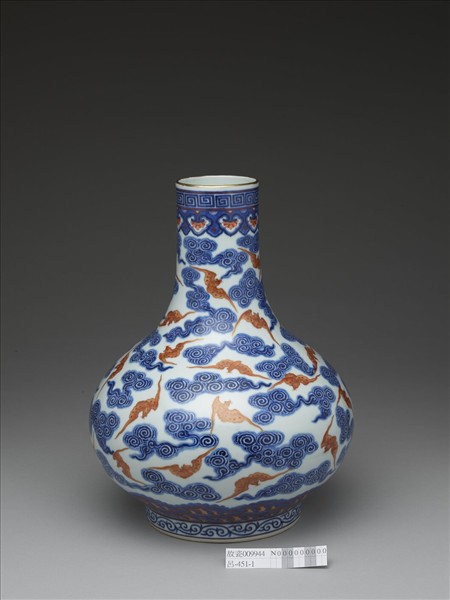 青花描紅雲蝠紋瓶