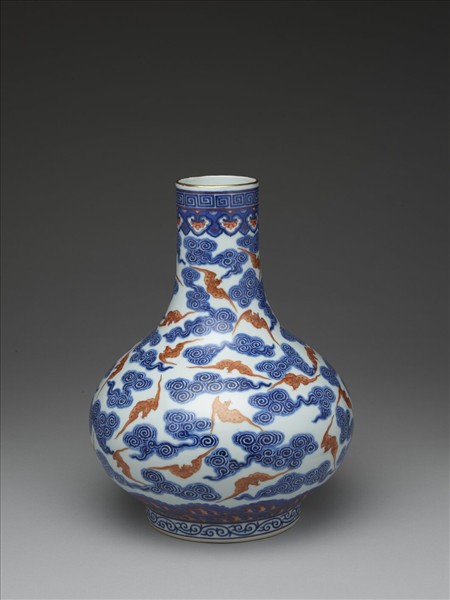 青花描紅雲蝠紋瓶