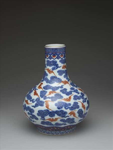 青花描紅雲蝠紋瓶