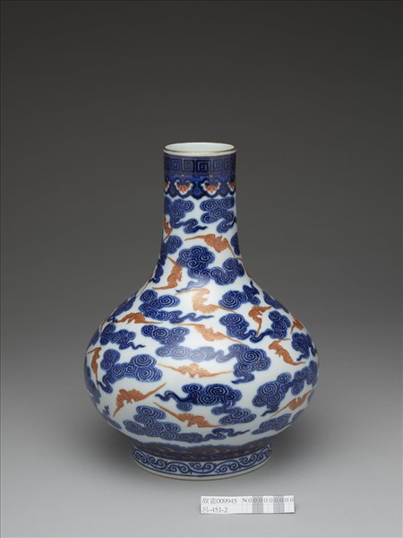 青花描紅雲蝠紋瓶