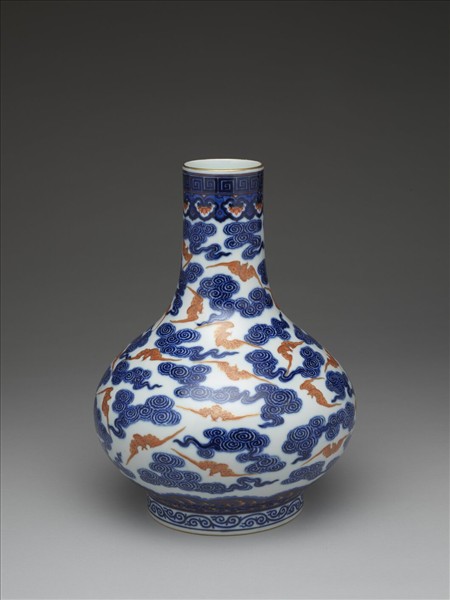 青花描紅雲蝠紋瓶