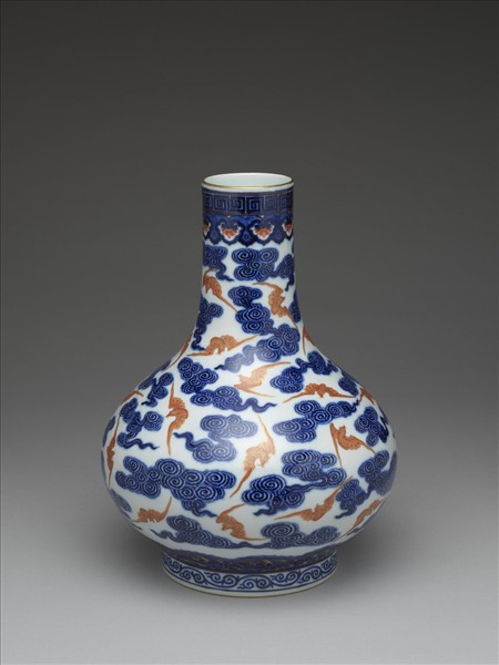 青花描紅雲蝠紋瓶