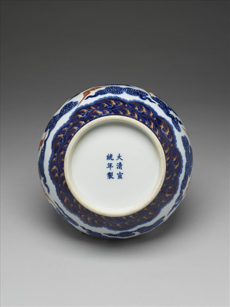 青花描紅雲蝠紋瓶