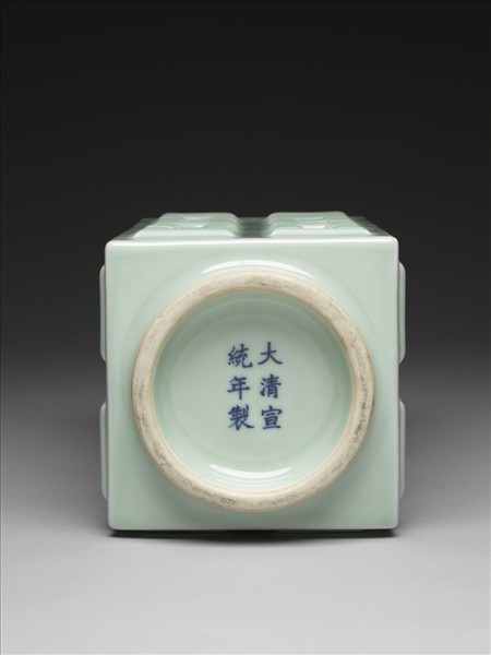 青瓷八卦紋琮式瓶