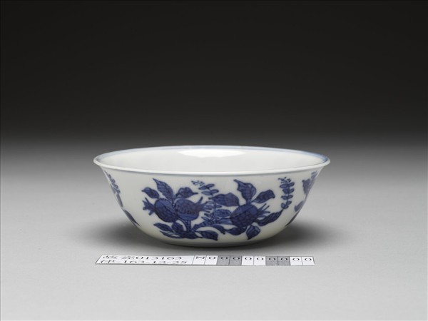 青花花果紋碗