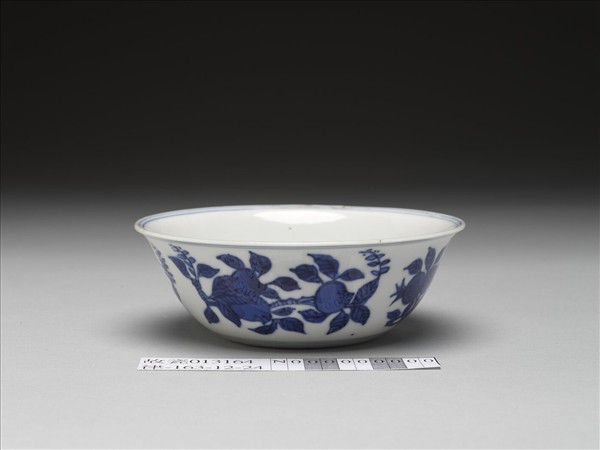 青花花果紋碗
