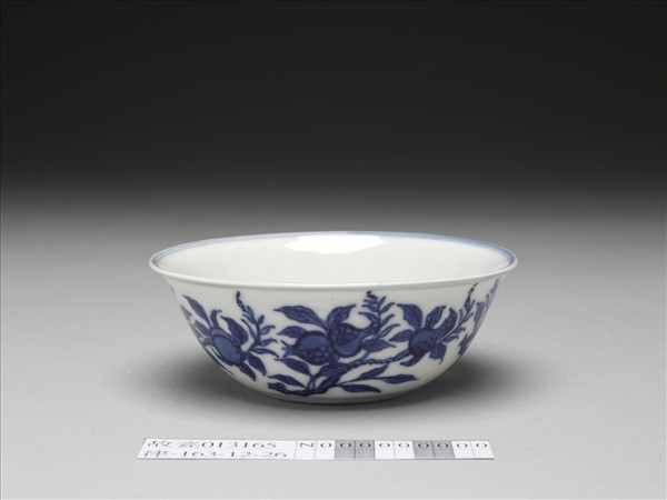 青花花果紋碗