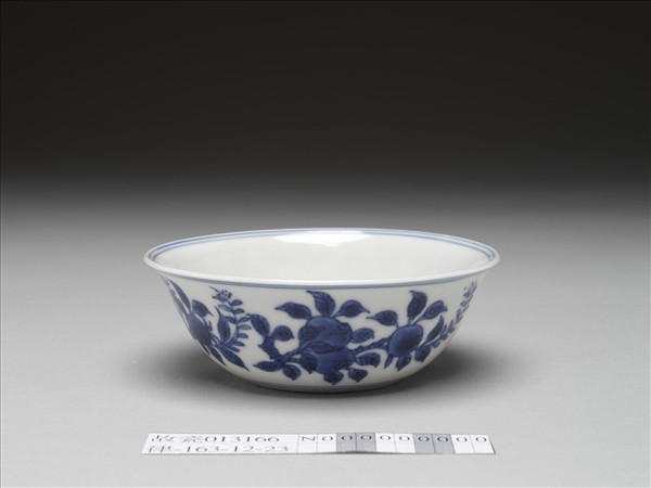 青花花果紋碗
