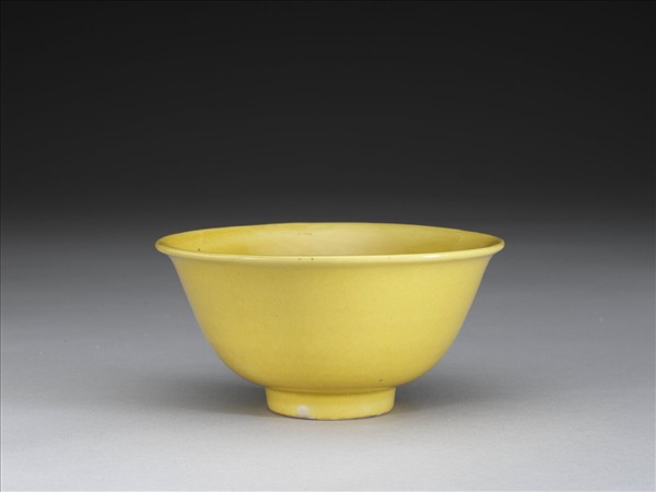 嬌黃釉撇口碗