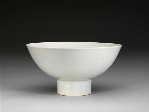 甜白釉四季花卉紋高足碗