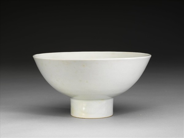 甜白釉四季花卉紋高足碗