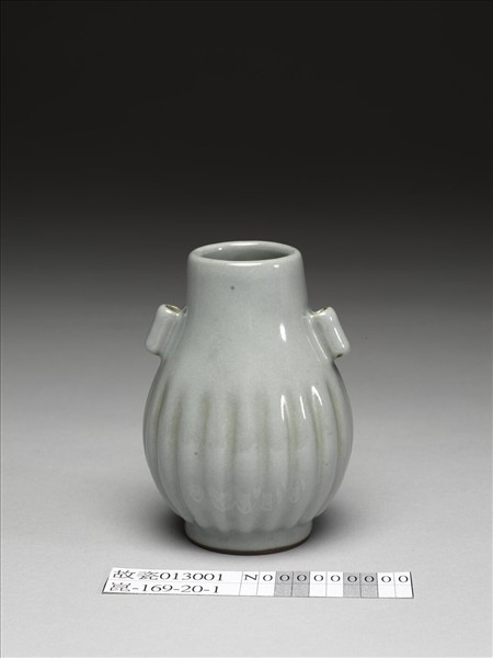 仿官釉瓜楞貫耳瓶