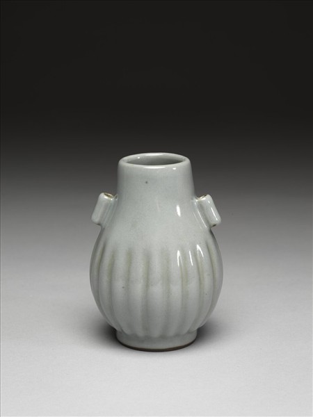 仿官釉瓜楞貫耳瓶