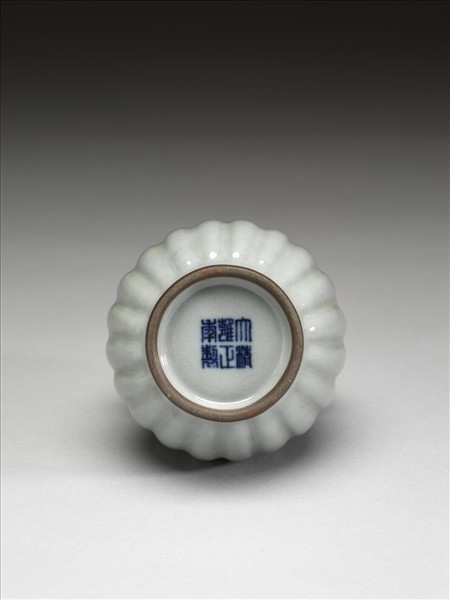 仿官釉瓜楞貫耳瓶