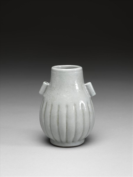 仿官釉瓜楞貫耳瓶