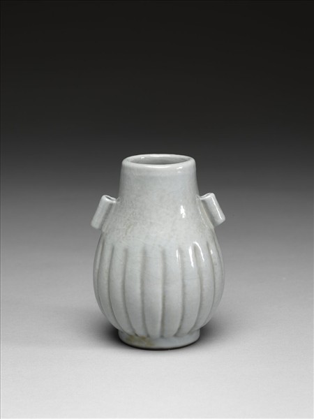 仿官釉瓜楞貫耳瓶