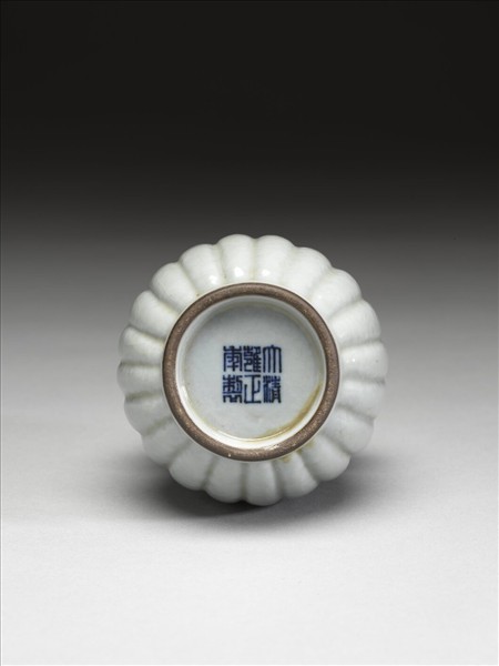 仿官釉瓜楞貫耳瓶