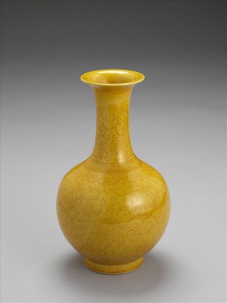 黃釉劃花番蓮紋瓶