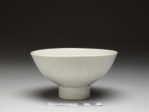 甜白釉番蓮八寶紋高足碗