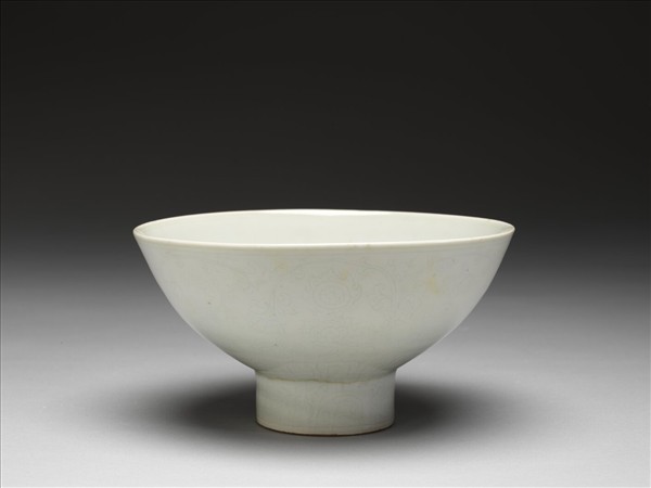 甜白釉番蓮八寶紋高足碗